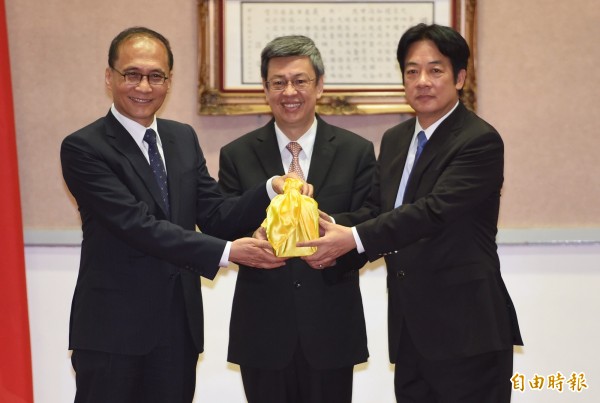 行政院8日舉行新卸任院長交接典禮,新任行政院長賴清德(右)在副總統陳建仁(中)監交下,由卸任院長林全(左)手中接下印信。(資料照,記者劉信德攝)