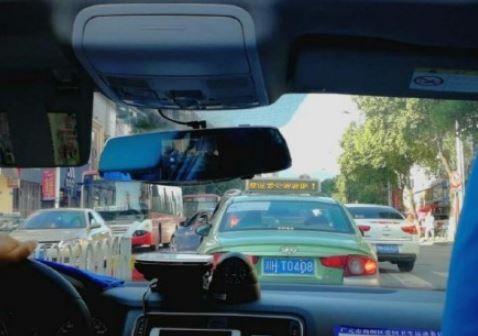 道歉啟事滿街跑,一時間成了大家注目的焦點。(圖擷取自最愛廣元微博) 道歉啟事滿街跑,一時間成了大家注目的焦點。(圖擷取自最愛廣元微博)