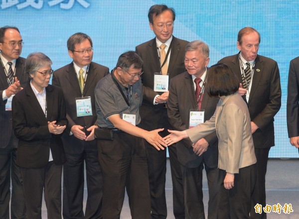 蔡英文總統(右二)、台北市長柯文哲(左四)11日出席世界資訊科技大會開幕式,會後握手致意。(記者張嘉明攝)