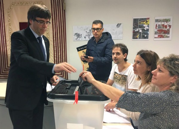 加泰隆尼亞自治區主席普伊格蒙特（Carles Puigdemont）已投票。（法新社）