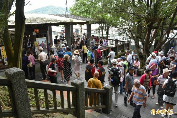 為吸引中國民眾來台觀光,內政部擬將中客來台所需要的存款條件,從原本的新台幣20萬元調降成10萬元。圖為中客來台熱門景點日月潭玄光寺。(資料照)