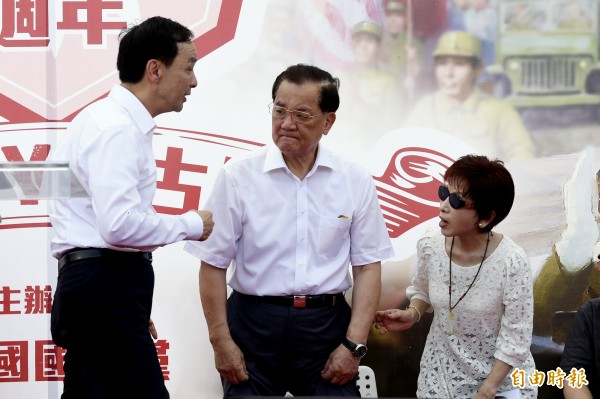 國民黨5日在中正紀念堂民主大道廣場舉辦抗戰70週年紀念活動,總統馬英九致詞完後先行離去,接著朱立倫向立法院長洪秀柱及榮譽主席連戰握手致意。(記者叢昌瑾攝)