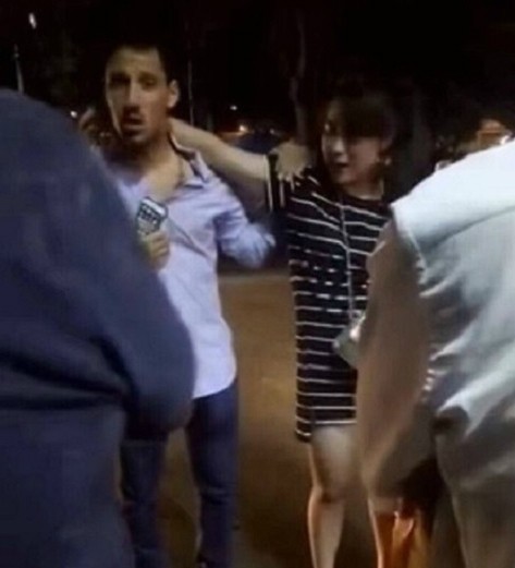 2人在辦事期間，路人勸說他們「換個地方」，但2人不理會，直到警方到場後才停止，男子還說「I Don't Know」。（圖擷取自微博）