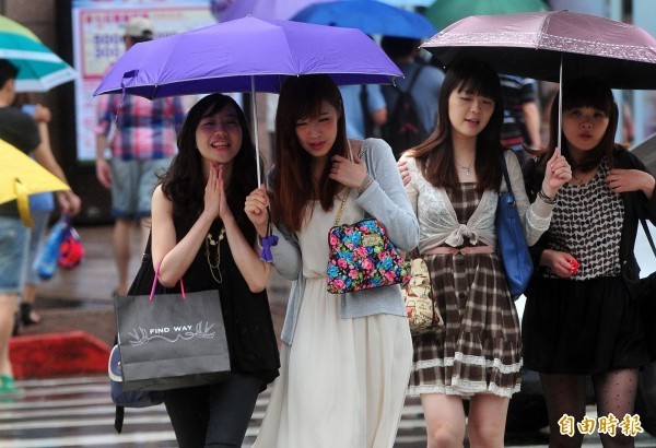 中央氣象局表示,今天(20日)和昨天類似,各地有短暫雨,大部分時間為陰天。(資料照,記者簡榮豐攝)