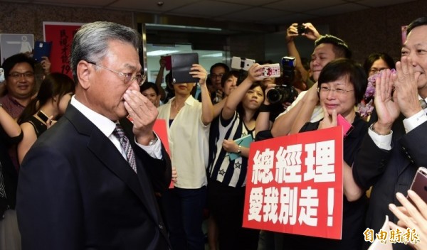陳剛信昨天辭去民視所有職務。圖為去年6月民視員工慰留,陳剛信不捨落淚。(資料照,記者潘少棠攝)