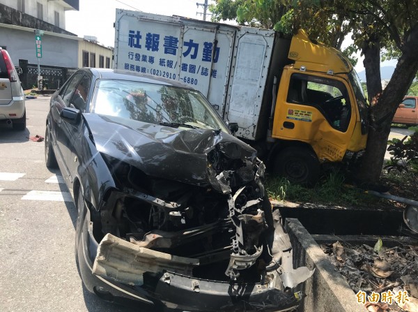 小貨車與轎車發生車禍，4人受傷。（記者林敬倫攝）