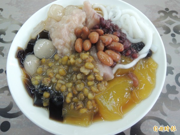 多種配料只要五十元。(記者張軒哲攝)