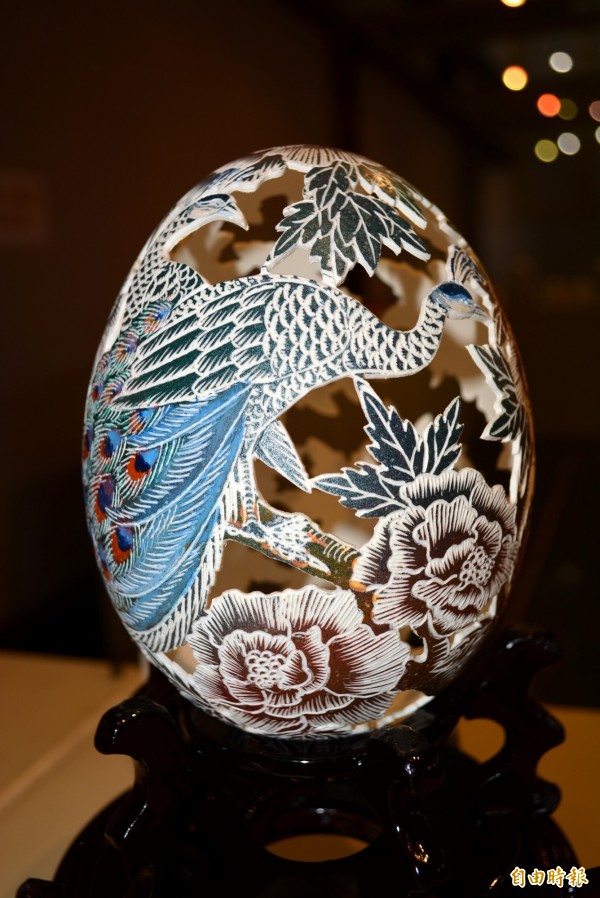 廖啟鎮以鴕鳥蛋創作的蛋雕作品。（記者湯世名攝）