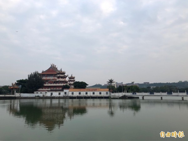 龍潭大池又位降低，水質優養化，有議員擔心舉辦龍舟賽會很「難看」。（資料照，記者陳昀攝）