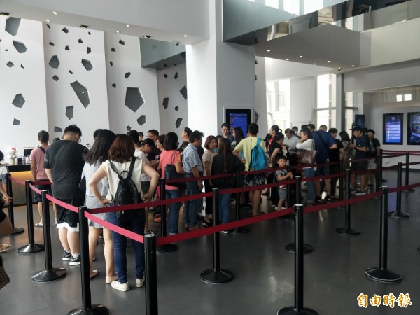 新板商圈百貨公司影城,有不少人排隊買票看電影。(記者何玉華攝)