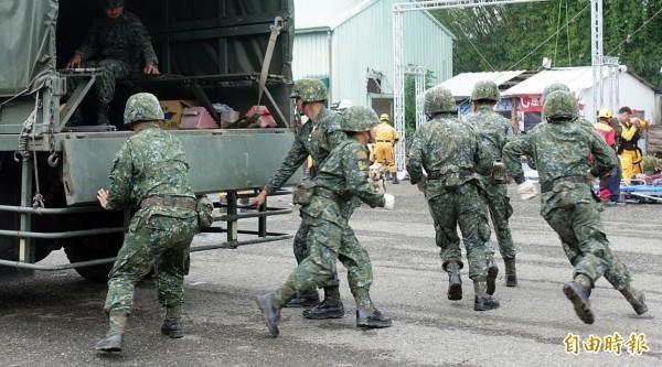 一名少尉軍官被國防部追扣就學期間年資,原本4萬8990的月薪在扣掉所得稅、退撫費、伙食費等費用後,只剩下770元。對此國防部則表示,該名軍官為自願申請繳付。圖為國軍演習畫面。(資料照)