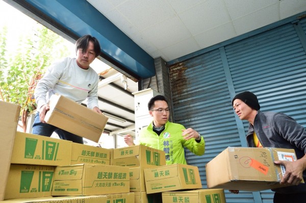 花蓮強震，外界送愛到花蓮。鳳山區市議員參選人林智鴻募集飲用水、暖暖包。（記者陳文嬋攝）