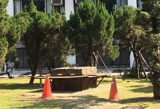 輔仁大學蔣介石整座銅像遭移除,目前為止不確定是校方,還是其他人所拆除。(圖擷取自無限期支持-全台裝置藝術