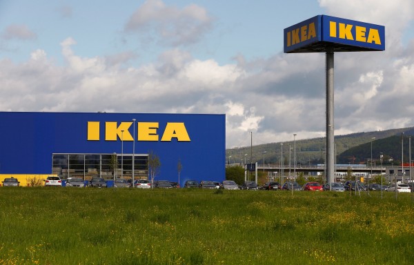 1943年，17歲的坎普拉在瑞典創辦「Ikea」，以低廉價格提供有設計感的商品聞名，2014年總資產達到446.6億歐元（約新台幣1.6兆）。（路透）