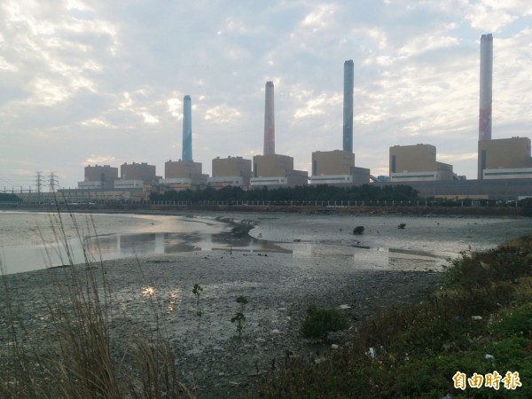 台中電廠7號機卻在今天上午故障,備轉率低到2.9%。(資料照,記者黃鐘山攝)