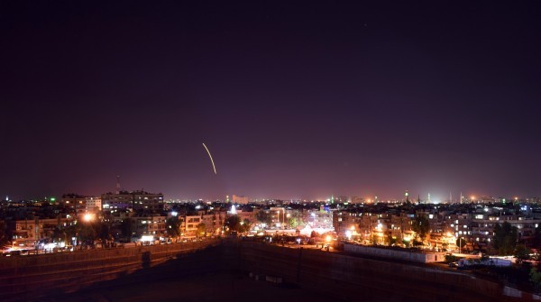 俄國指責以色列在敘利亞製造危險情勢，才會導致誤擊意外發生。圖為敘國先前遭以國導彈攻擊的場景。（歐新社）