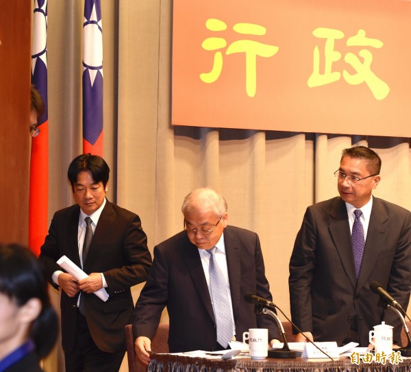 行政院主計長朱澤民(中)表示,14個財政有困難的縣市,會由中央來補助。(記者叢昌瑾攝)