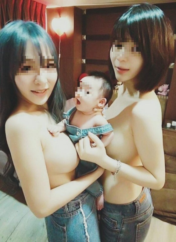 2名正妹上半身全裸，用雙峰夾住一個小嬰兒，照片引起網友暴動自願當人質。（圖擷自臉書「爆怨公社」）