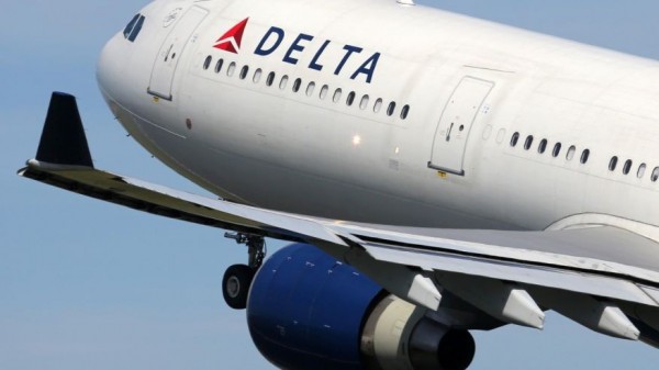目前達美航空(Delta Air Lines)讓乘客「願意下機」的補償金額目前是2200美元(約新台幣6萬6250元),然而在今日的超賣事件中,經公開喊價後達成交易,賠償金額竟高達4000美元(約新台幣12萬0456元)。(圖擷自iStock)