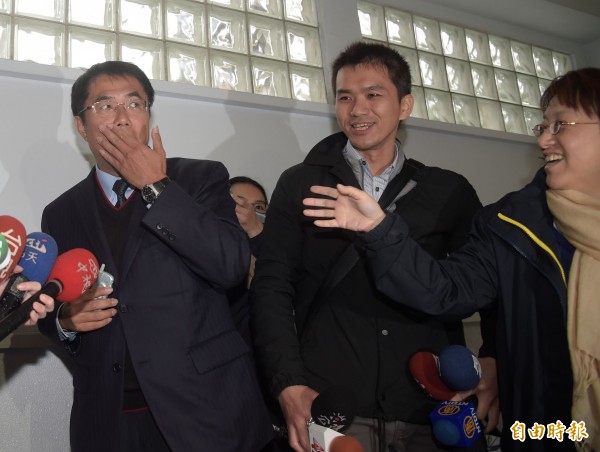 民進黨中央今天公布台南市長初選民調結果,立委黃偉哲以0.4158勝出,第二名的陳亭妃獲得0.2817,黃偉哲得知民調後出面受訪,媒體問到民調贏很多,黃偉哲說自己其實是「嚇出一身汗。」(記者黃耀徵攝)