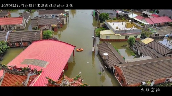 部分淹水嚴重的地區甚至只能用橡皮艇進出。（臉書「大雄空拍」授權提供）