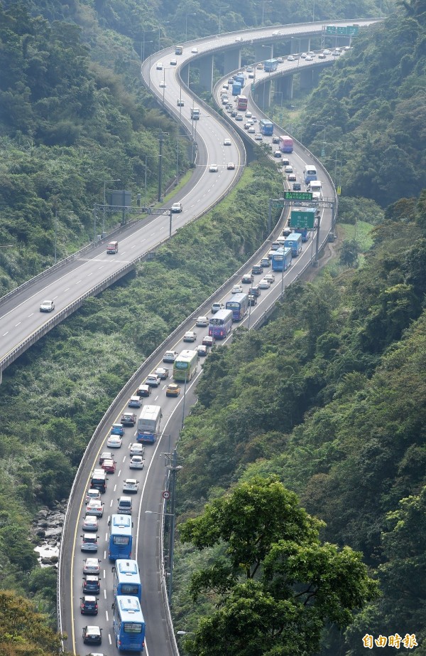 今天是秋節連假首日，國五雪山隧道南下車流清晨5點半就湧現，後經高乘載管制，一度獲得疏解，午後又湧現第二波車流。（記者廖振輝攝）