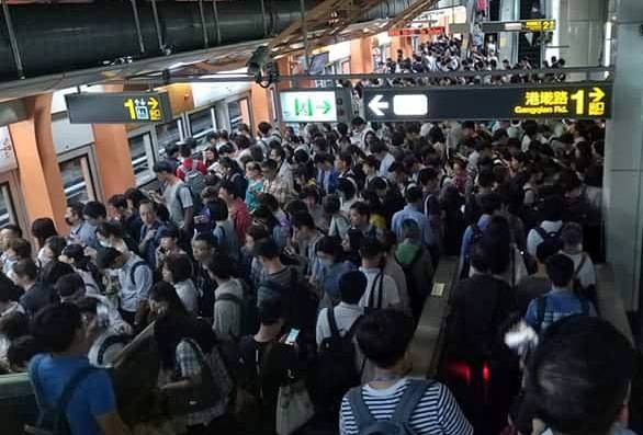 台北市下午4點起停班停課,捷運港墘站內人潮擠爆。(讀者提供)