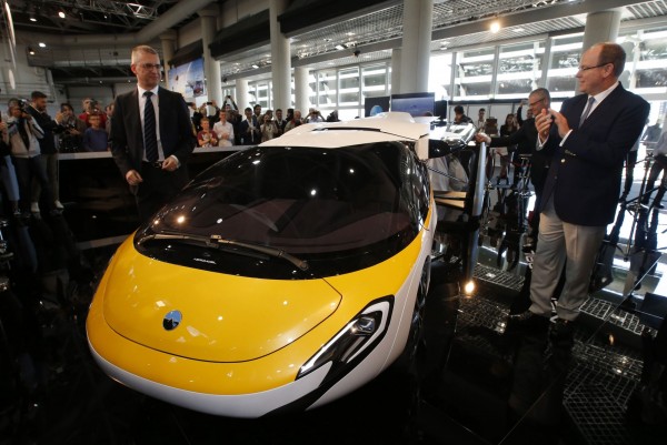這輛飛天車平時可將雙翼收起,當成一輛正常的4輪汽車使用。(路透)