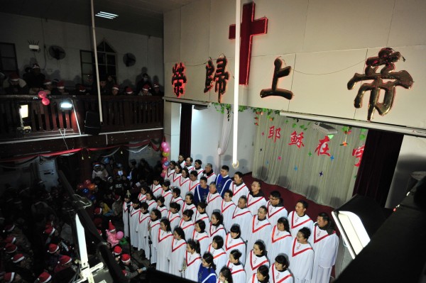 中國新版《宗教事務條例》正式上路，傳出河南省西華縣19個鄉鎮的基督教家庭聚會，已經遭到官方警告、查封，強迫信徒隻能前往官方教會聚會。（法新社）