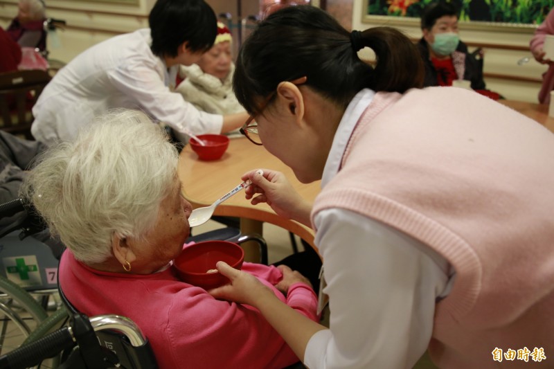 WHO最新報告表示,多運動、禁菸、避免過量飲酒等生活方式,可降低罹患失智症的風險。(資料照)