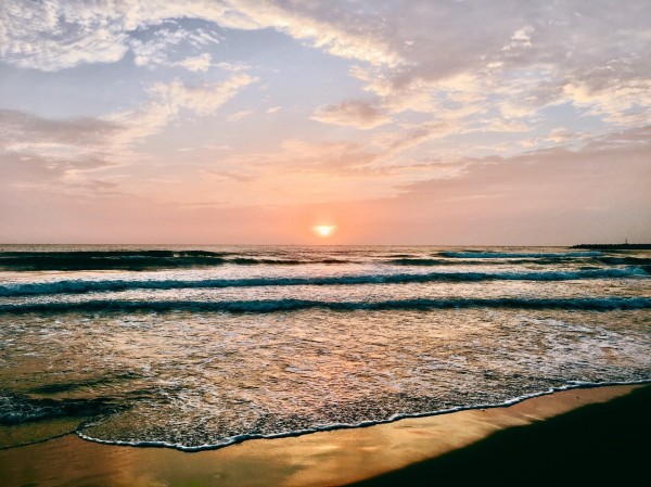 漁光夕陽是月牙灣必賞美景，絕不容錯過！（都市藝術工作室提供）