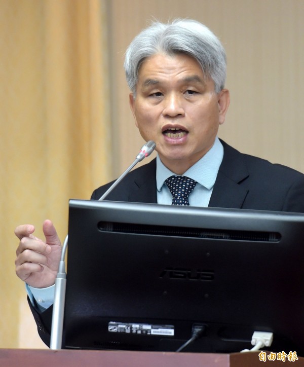 立法院内政委员1日会邀请中选会主委陈英钤列席报告并备询。他说,对公投连署伪造感到痛心。(记者黄耀徵摄)