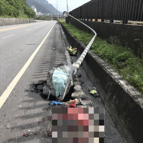 車禍肇事地點道路寬敞筆直，加上周男酒測值為0，初判肇事原因恐受天雨路滑影響，才會直接撞上路旁燈柱。（記者王峻祺翻攝）