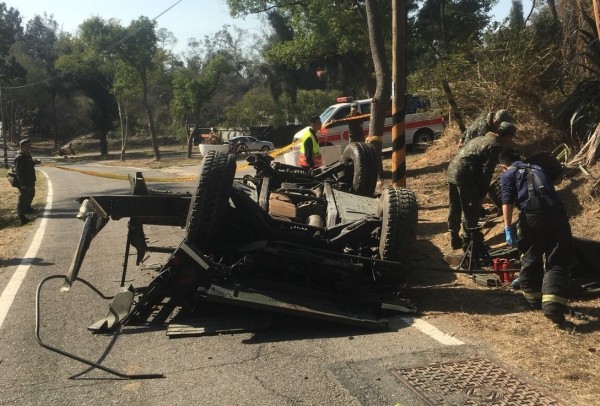 金門防衛指揮部一輛悍馬車，昨上午發生翻覆解體事故，27歲上尉副連長曾靚軒不幸身亡。（圖由讀者提供）