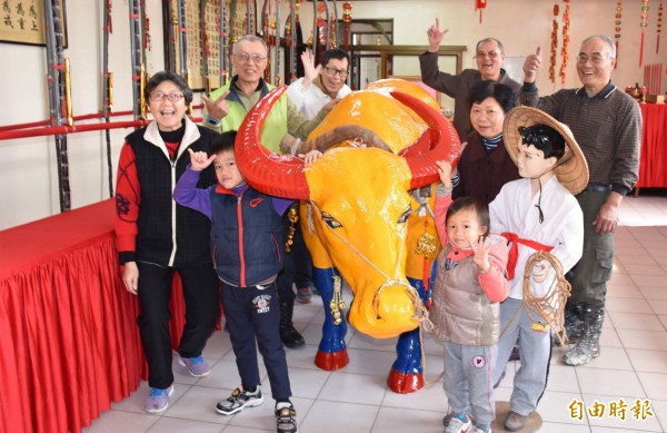 桃園明聖道院從大年初一至十五推出「摸春牛」的民俗活動,參加者邊摸邊說吉祥話,十分有趣。(記者李容萍攝)