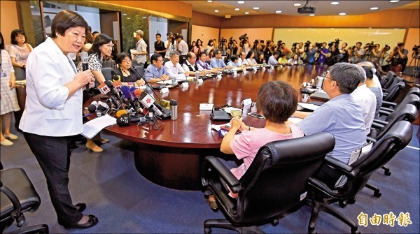 基本工資審議委員會昨開會，勞動部長林美珠（左）主持會議，拍板基本工資調到2.2萬元。（記者劉信德攝）