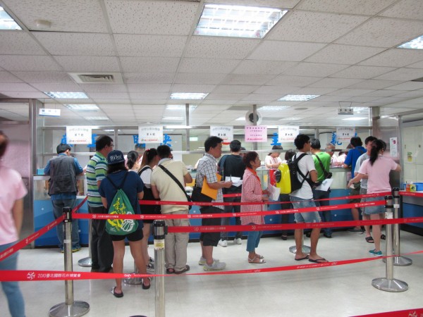 拍賣當天只要帶身分證（如為法人請帶公司登記證明文件及大小章）到拍賣現場供查驗，並繳交押標金後（每1標案押標金額不一，數千元至1、2萬元不等），即可取得競標資格。（圖片提供／臺北市動產質借處） 

