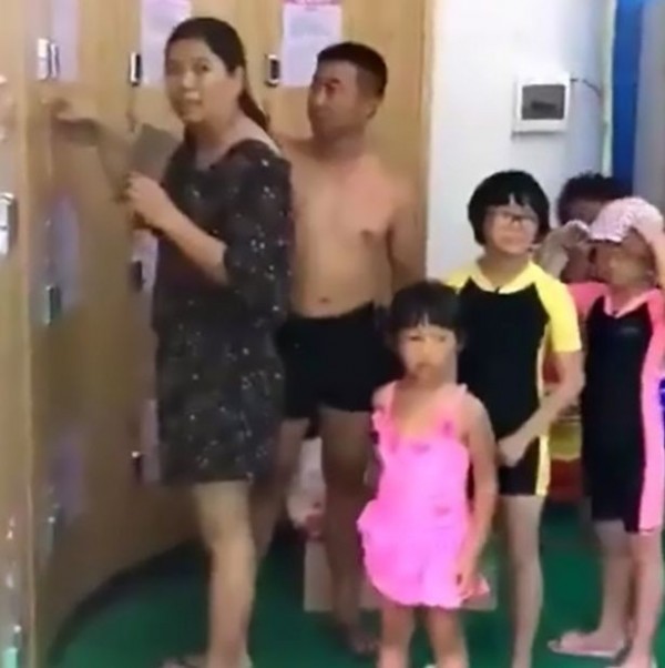 一對中國父母行徑誇張，竟在到泳池遊玩時將小孩鎖在寄物櫃內。（圖擷取自鏡報）