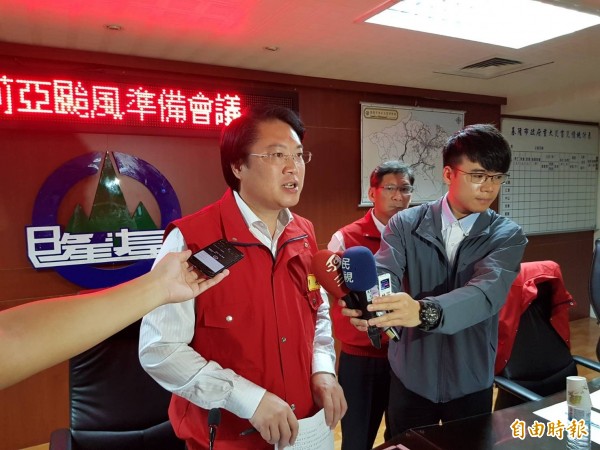 林右昌說明昨晚決策過程,強調正常上班課是尊重專業考量。(資料照)