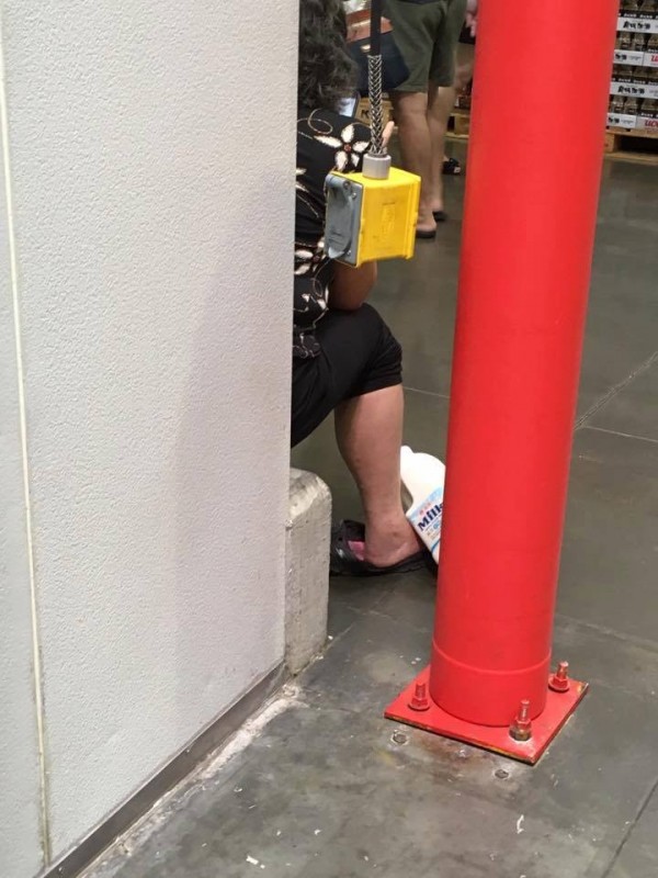 阿姨竟然拿鮮奶敷腳。(圖擷取自COSTCO好市多消費經驗分享區)