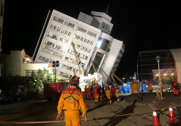 搶救漂亮生活旅店4大1小,搜救人員已接觸201號房的樓地板。(花蓮縣消防局提供)