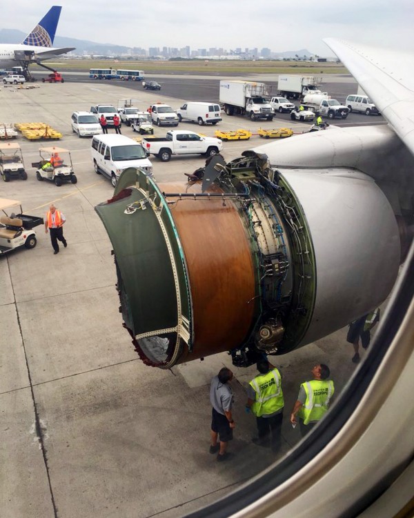 聯合航空一架客機引擎在空中崩解。(美聯社﹚