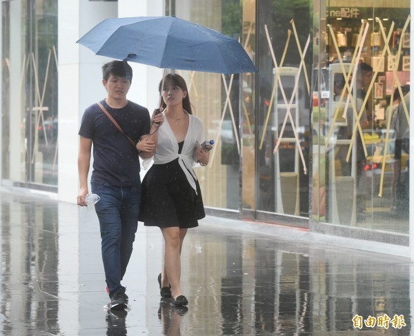 明(18)天受東北季風持續影響,迎風面北部、東北部仍有降雨,各地早晚仍偏涼,約19至23度。(資料照)