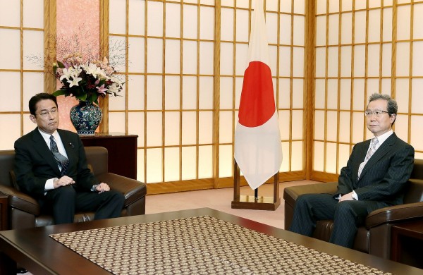 日本外交部9日召見中國駐日大使程永華,雙方會面前日本外交部特意讓程永華「等」了一下,之後日本外相岸田文雄也沒道歉或與程永華握手,現場氣氛十分凝重,顯示日方藉此拉高抗議強度。(法新社)
