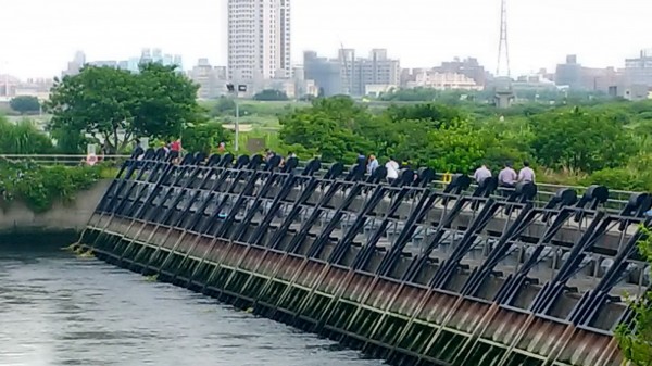 新北市五股成蘆橋下今天上午有民眾發現浮屍。（民眾提供）