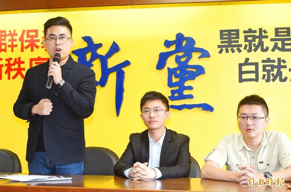 New Party Spokesman Wang Ping-chung, left, yesterday tells a news conference in Taipei that the Taipei District Prosecutors’ Office has cooked up charges against him.
Photo: Cheng Hung-ta, Taipei Times New Party Spokesman Wang Ping-chung, left, yesterday tells a news conference in Taipei that the Taipei District Prosecutors’ Office has cooked up charges against him.
Photo: Cheng Hung-ta, Taipei Times