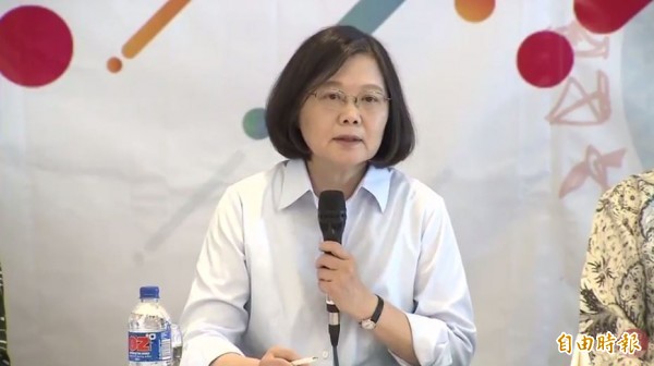 總統蔡英文在索國舉辦媒體茶敘時，首次公開回答有關赦扁議題，她表示，如果社會有一定的共識，時間也適合的話就考慮。（圖取自自由時報電子報YouTube）