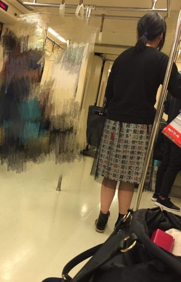 一名女子穿著經文裙搭捷運,超狂的「消業障」穿搭引起網友熱烈討論。(圖擷自爆料公社)
