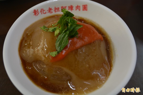 阿璋肉圓的肉圓皮軟Q、肉餡飽滿,搭配特調醬料、海派的香菜,別有一番風味。(記者湯世名攝)