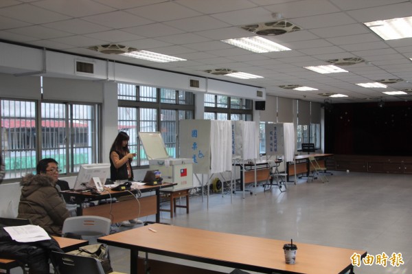 社子島專案辦公室執行長易立民公布,第一天網路、實體投票人數為2773人,佔總投票人數1萬4478人的一成九。(記者鍾泓良攝)